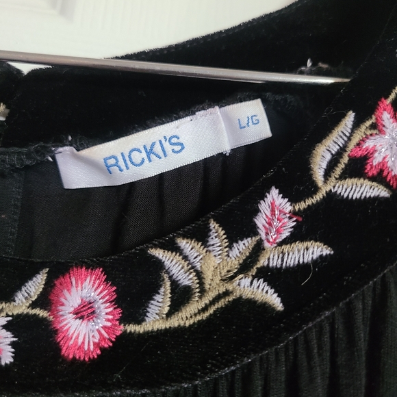 RICKI'S Cold Shoulder Knit Top - Picture 4 of 4